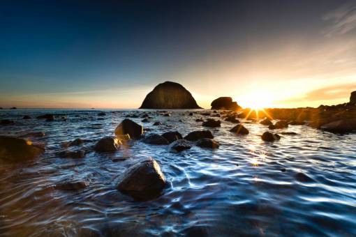 Paisaje en Islandia en la costa al atardecer