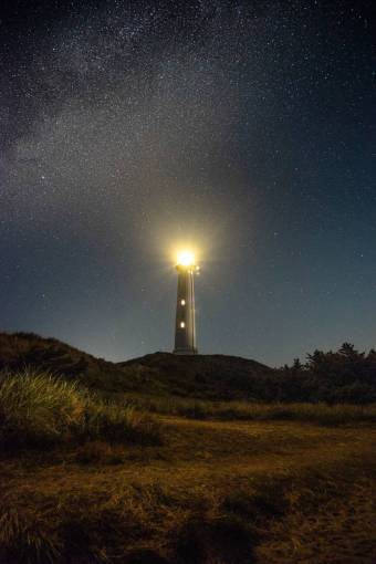 horizontal Faro iluminado por la noche