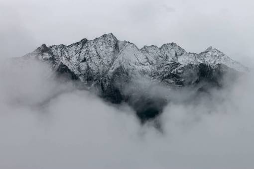 montanas nevadas Cima de la montaña nevada con nubes