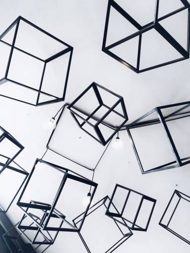 internet Estructuras de cuadrados metálicos sobre fondo blanco.