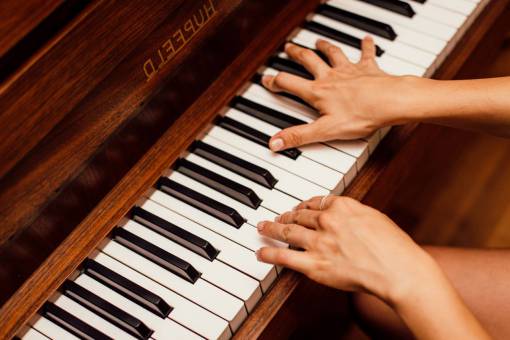 educacion Manos de mujer tocando el piano