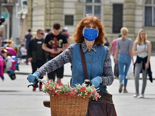 coronavirus Mujer adulta con barbijo cruzando la calle en la ciudad