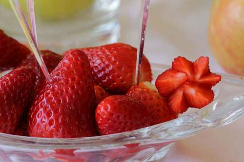  Dessert plate with fresh strawberries