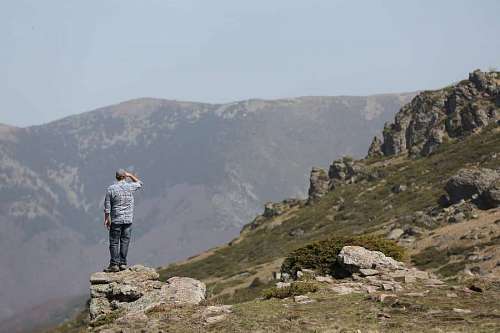 Hombre en una montaña mirando el horizonte