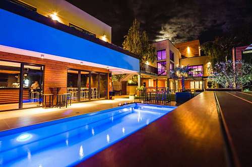 terraza Casa moderna con piscina iluminada en la noche