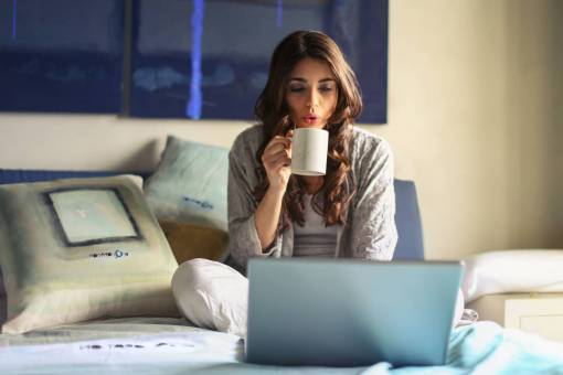 soplado cama café laptop soplo caliente mujer hembra