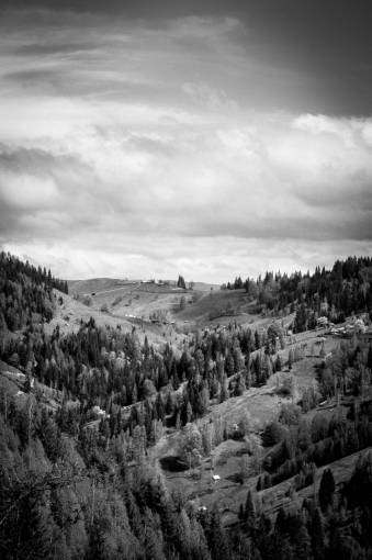 hills negro gris oscuro nubes colinas árboles valle