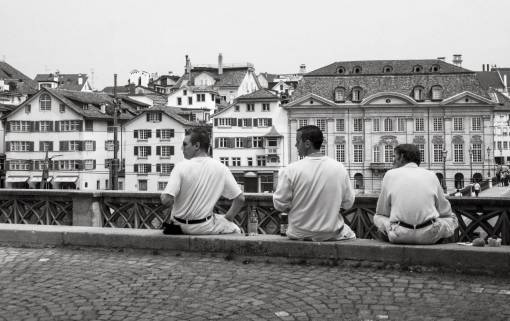 guia adoquines bordillo de hormigón hombres chicos edificios arquitectura