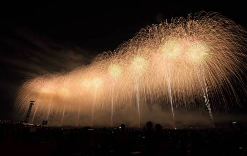 fuegos artificiales fuegos artificiales chispa nubes cielo naturaleza humo celebración