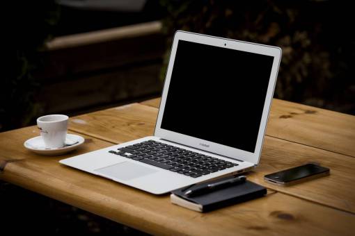 apple macbook air ordenador portátil bloc de notas bolígrafo iphone mesa