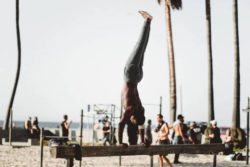 entrenamiento hombre parada de manos banco playa brazos gente gimnasio