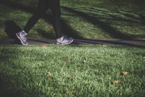 ejercicio naturaleza verde caminar zapatos de goma ejercicio correr hierba