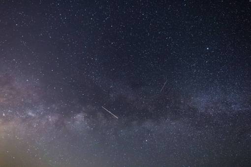 cosmos noche cielo estrellado vía láctea galaxia espacio silueta