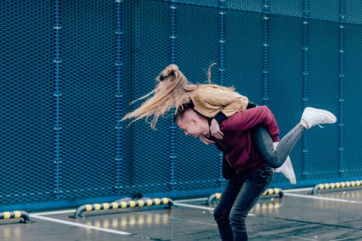 paseo gente pareja hombre mujer amor romance a cuestas