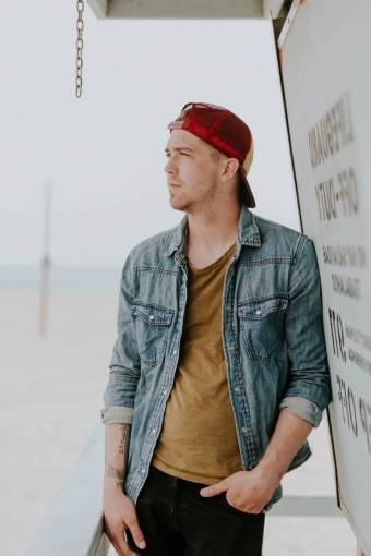 cadena gente chico hombre parado solo gorra mezclilla