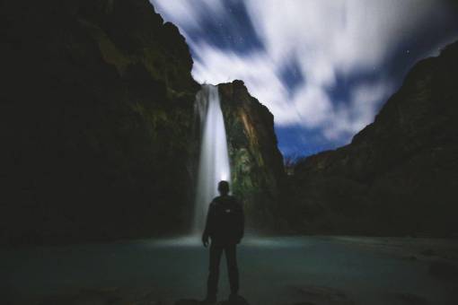 caido gente hombre agua cae nubes cielo oscuro