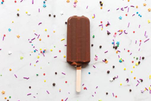 heladas paleta de helado espolvorea chocolate postre bocadillo