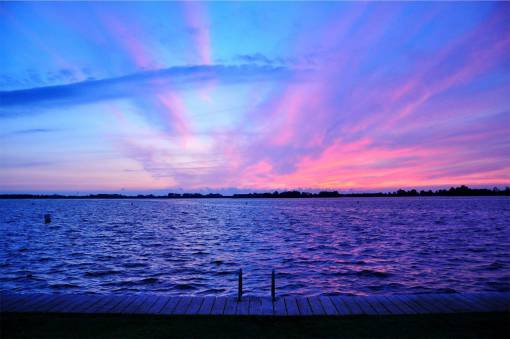 muelle púrpura puesta de sol anochecer cielo rosa lago agua