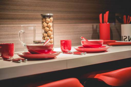 silla tazón de desayuno rojo nueces de la mañana mesa casera madera