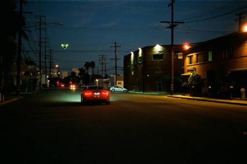 tarde luces rojas del coche calle oscura líneas eléctricas carretera