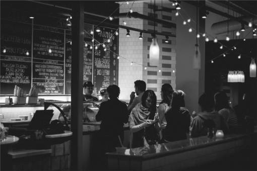 heladas menú del restaurante pizarra conos de helado personas en blanco y negro