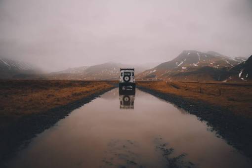 vehículo de carretera montañas reflejan nubes hierba niebla