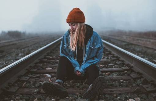 pista sentado tren vías de tren pistas niña mujer rubia