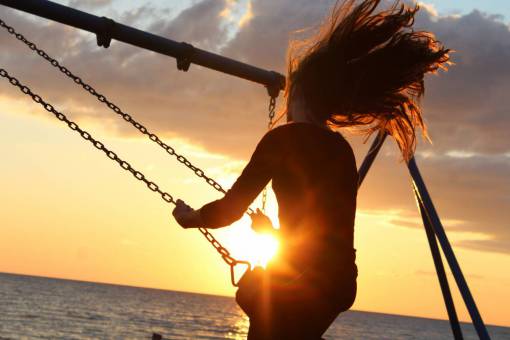 puesta del sol luz del sol puesta de sol niña cabello gente viento balancín