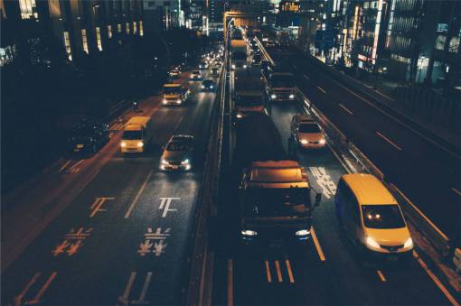 tarde tráfico coches camiones carreteras calles noche oscuro