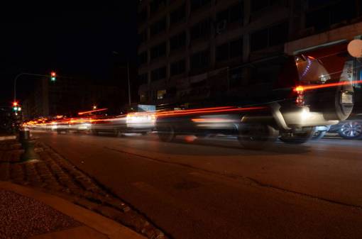 las luces semáforo coches frenos carretera calle noche