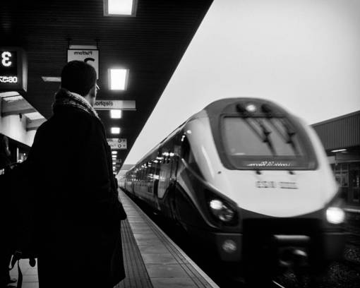 senderismo estación de tren vía férrea esperando gente en blanco y negro