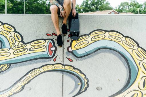 zapatos pared graffiti pintura hombre gente chico patineta