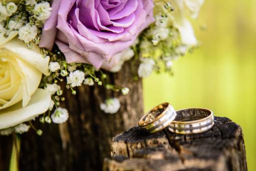 compras anillo de bodas compromiso pareja par desenfoque madera