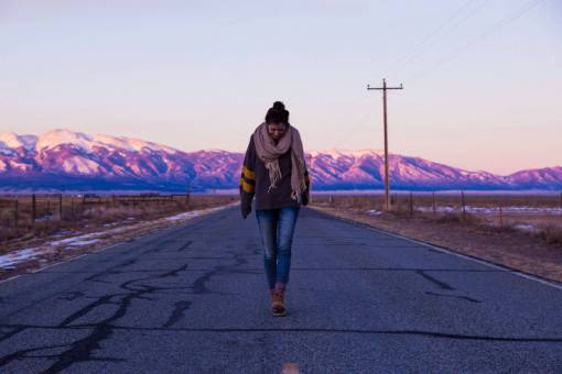 autopista mujer montaña camino árido frío nieve montañas