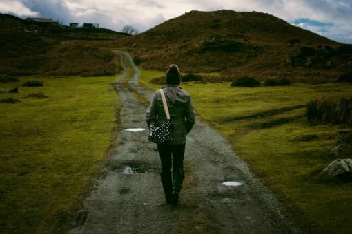 senderismo mujer caminando pista montaña colina hierba verde