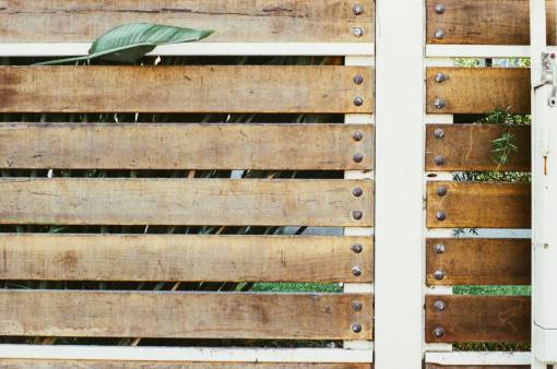 clave valla de poste de madera deja clavos