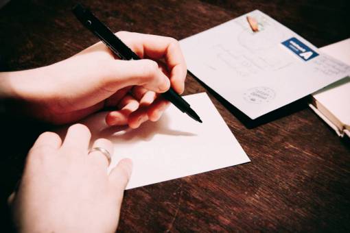 escritura escribir postal carta bolígrafo manos