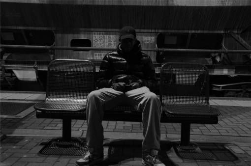 blanco y negro chico joven hombre sentado sombrero chaqueta pantalones