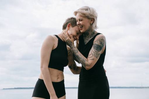 cuidado Una pareja lesbiana enamorada