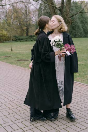cuidado Una pareja lesbiana enamorada