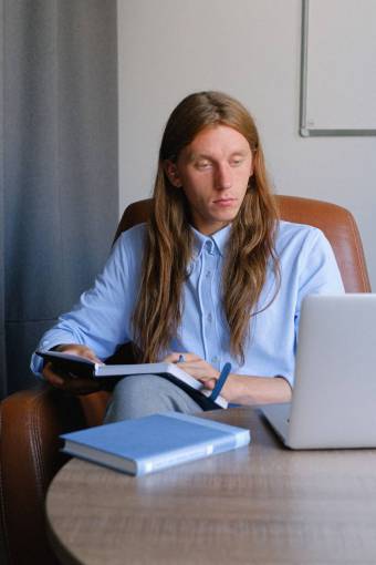 transgenero Un hombre transgénero está orgulloso de quién es