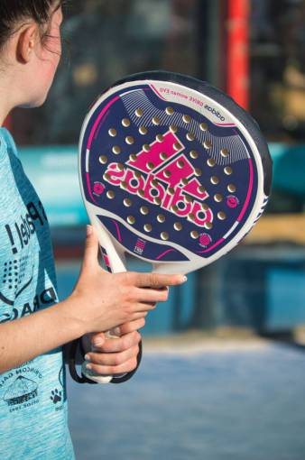 mano humana mujeres hombres padel;jugador sosteniendo primer plano adulto