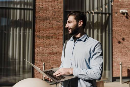 negocios Hombre que sostiene el cuaderno en la oficina
