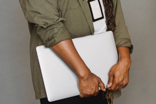 negocios Hombre que sostiene el cuaderno en la oficina