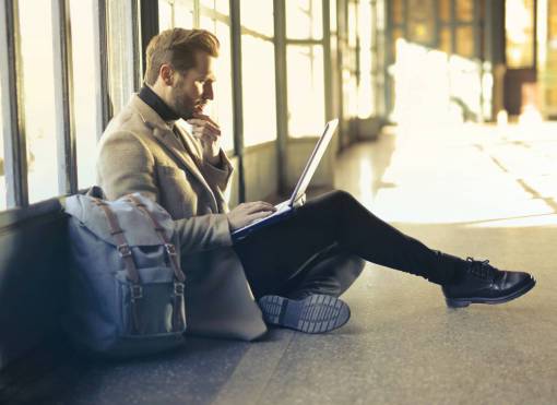 negocios Hombre que trabaja con una computadora portátil en el aeropuerto durante un viaje