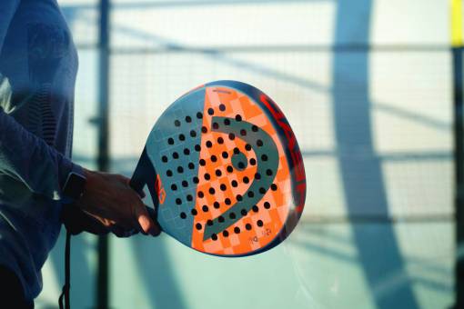 deportes padel;jugador una persona deporte mano humana hombres adultos primer plano