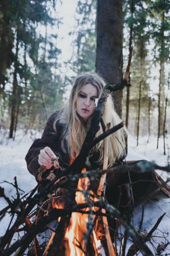 nieve Disparo de una mujer vikinga