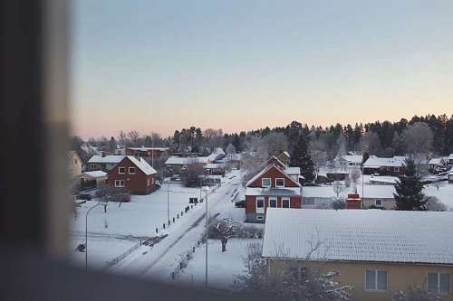 nevado Vecindario e Suecia con casas nevadas en invierno