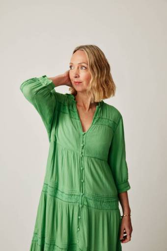 standing-on-one-leg caucasian ethnicity women one person woman;green dress adult portrait blond hair