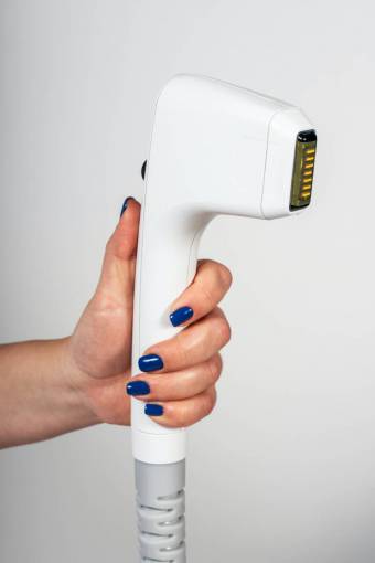 adultos equipo para adultos pelado de primer plano para mujeres; tratamiento; dermatología mano humana